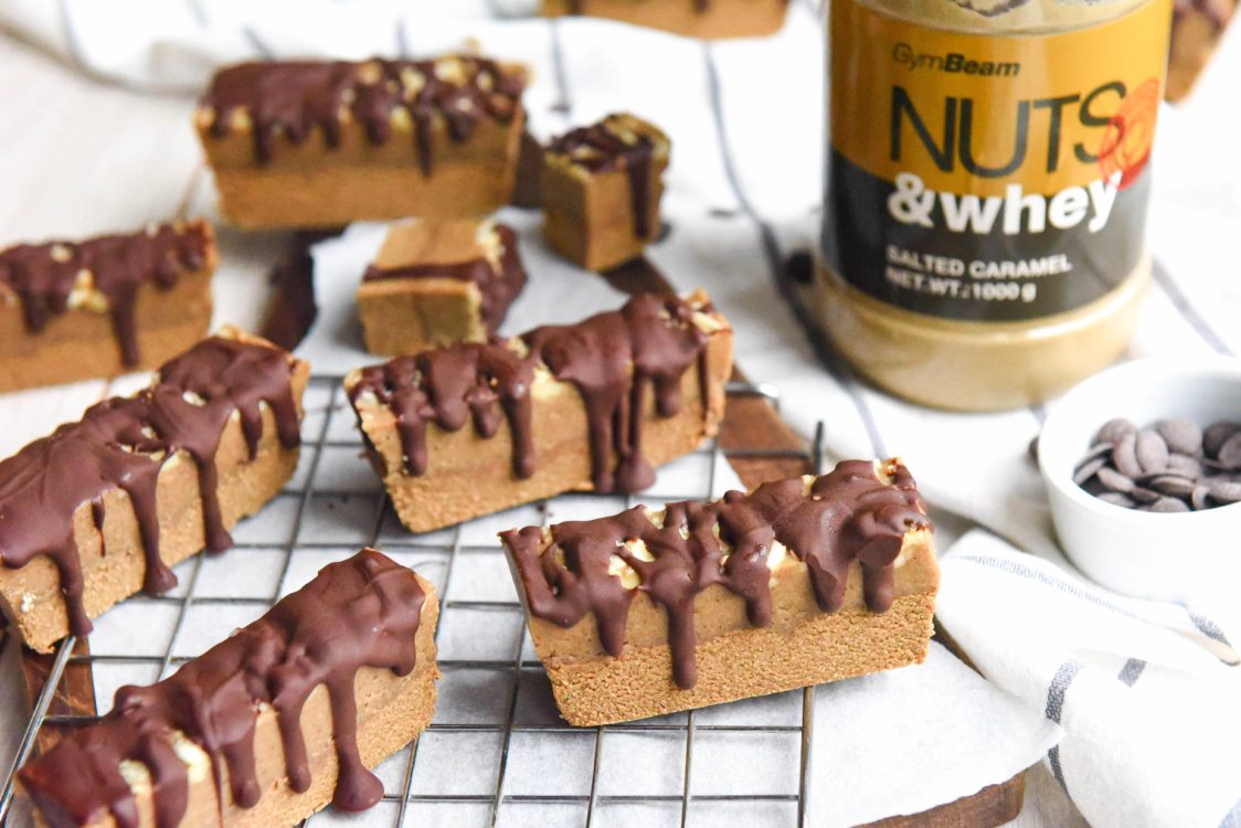 Фитнес рецепта: Блокчета без печене, вдъхновени от легендарните Snickers Фитнес рецепта: Блокчета без печене, вдъхновени от легендарните Snickers