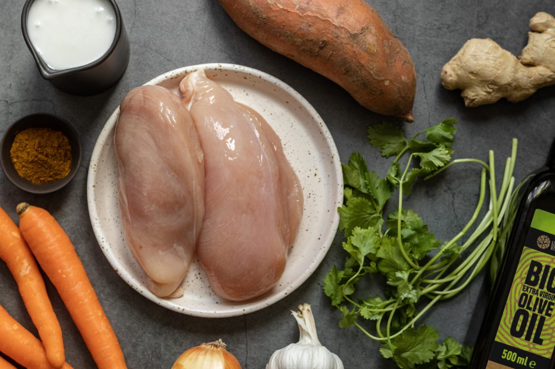 Фитнес рецепта: Ароматно индийско къри с кълцано пилешко месо