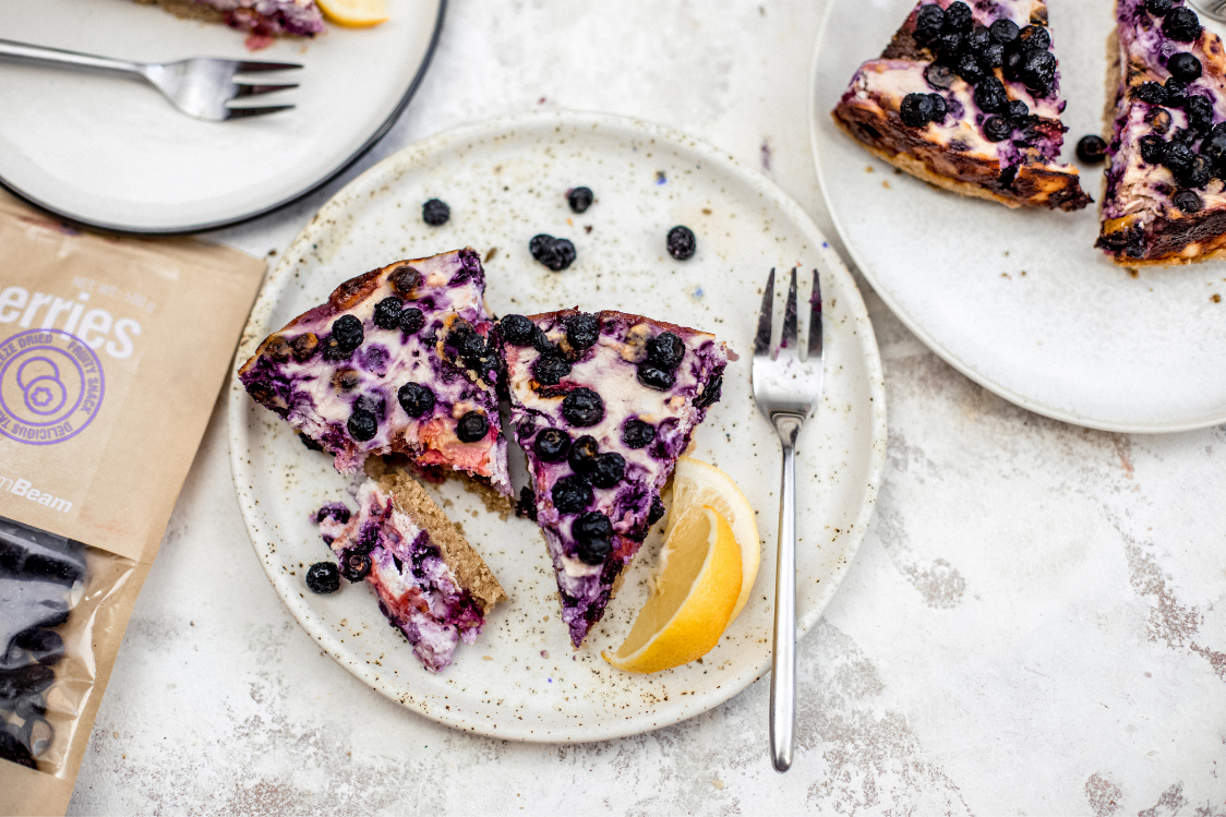 Фитнес рецепта: Крамбъл с извара, боровинки и малини