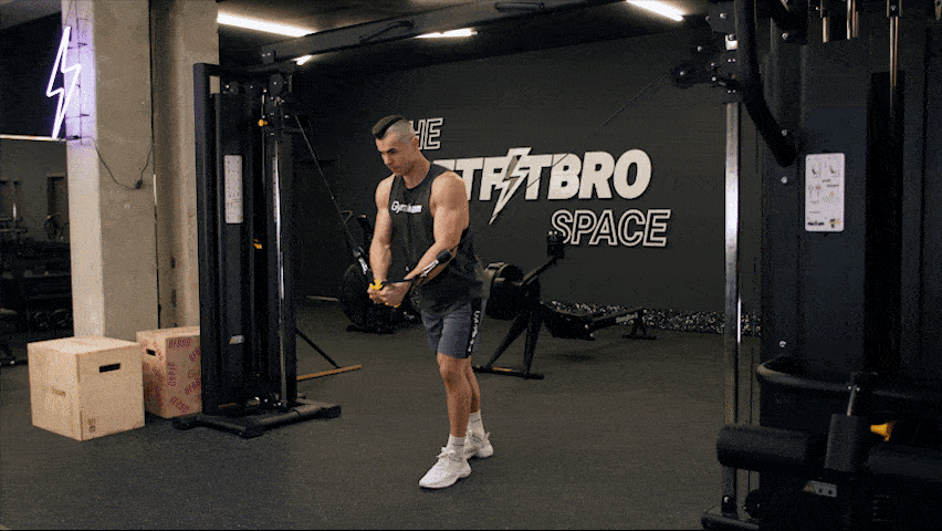 Как се изпълнява упражнението затваряне за гърди с горен скрипец?