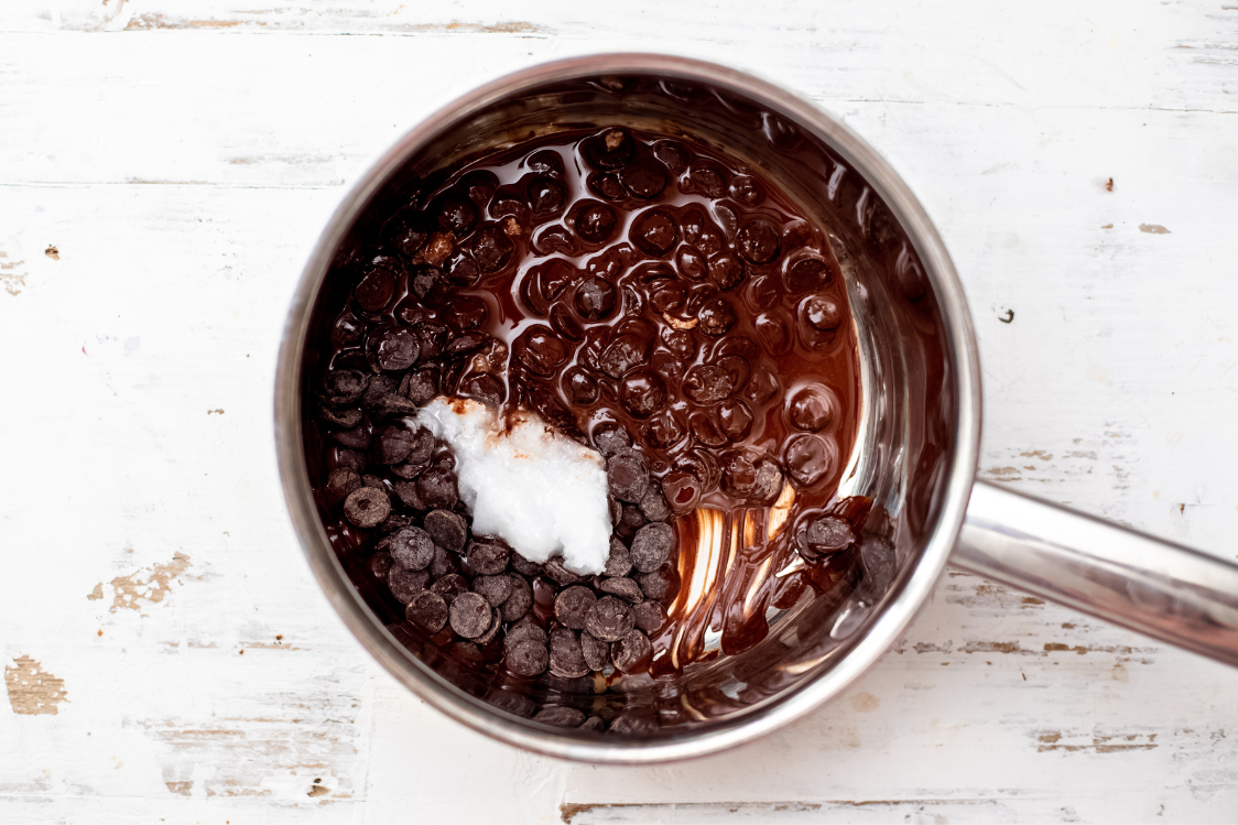  Шоколадово-лешников спред за мазане без добавена захар - разтопяване на шоколада