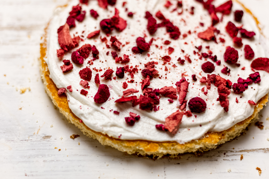 Дунапренена торта с крем от извара и ягоди - начин на приготвяне