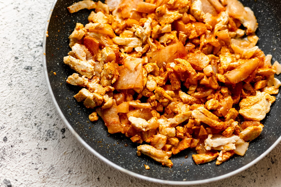 Печени пилешки гърди с картофи и майонеза light - Подготовка на месото