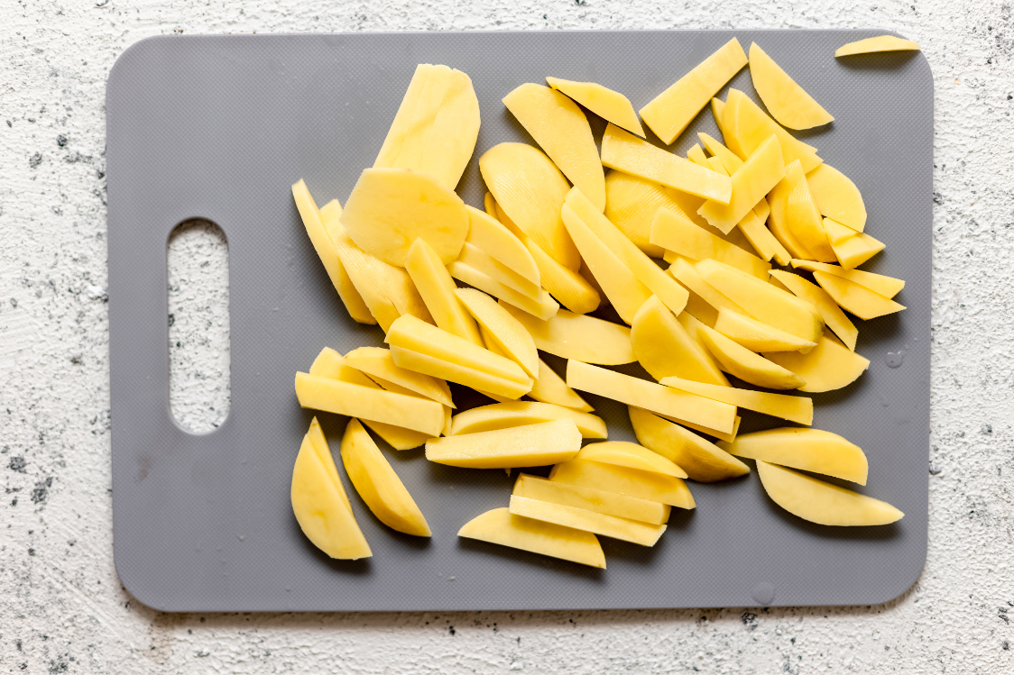 Печени пилешки гърди с картофи и майонеза light - Приготвяне на картофите