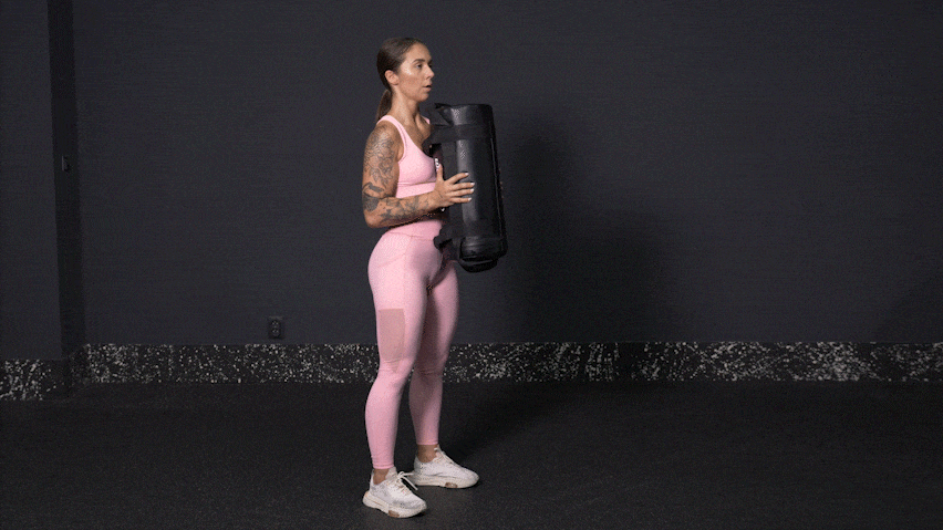 Как да изпълните Повдигане отпред на Power Bag (Power Bag Front Raise)? Как да изпълните Повдигане отпред на Power Bag (Power Bag Front Raise)?