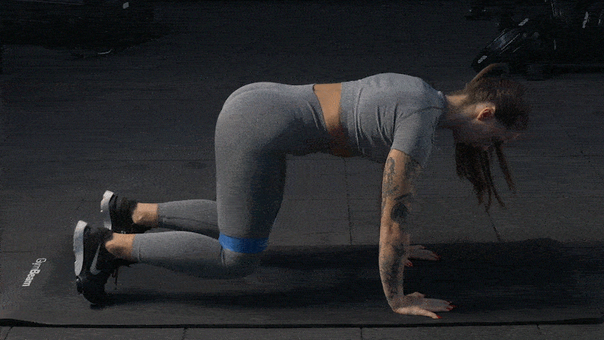 Упражнение "Мечи стъпки" от планк с ластик (Banded Bear Plank Steps)