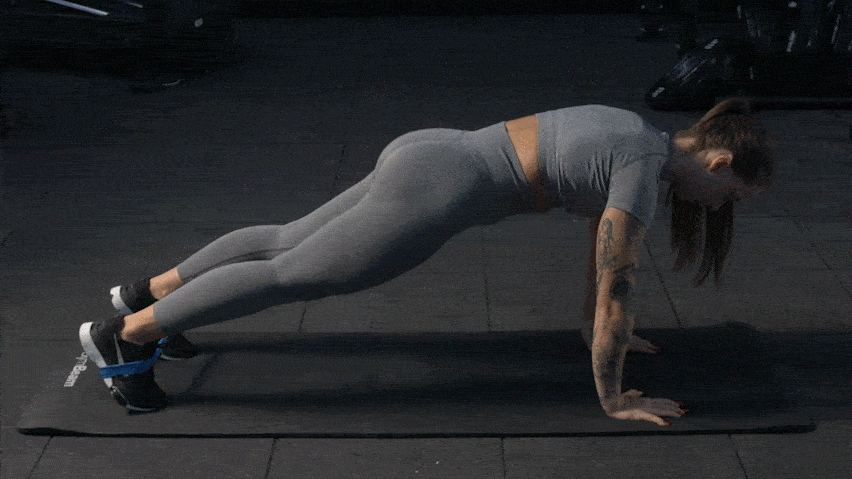 Упражнение Планк с ластици и стъпки встрани (Banded Plank With Side Steps)