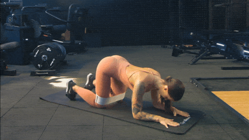 Упражнение Ритници за седалище от колене ( Kneeling Glute Kickback)