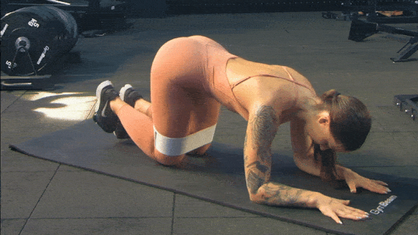 Упражнение Странично повдигане на крак от колене (Kneeling Side Leg Lift)