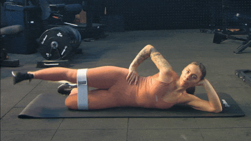 Упражнение Повдигане на краката встрани от лег (Side Lying Lateral Leg Lift) с ластик Booty band 