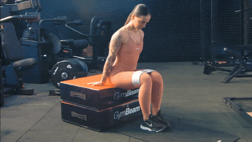 Упражнение Абдукция на тазобедрената става от седеж ( Sitting Hip Abduction) с ластик Booty band