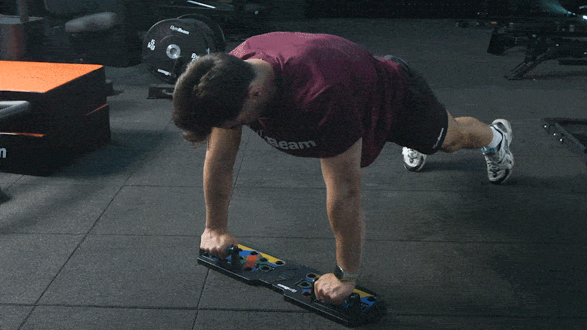 Лицеви опори за гърди с помощта на мултифункционалната дъска за лицеви опори