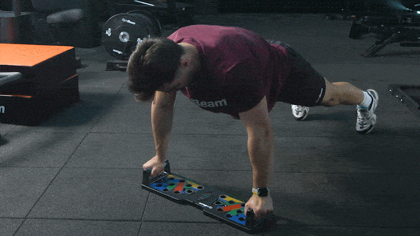 Лицеви опори за гърди с помощта на мултифункционалната дъска за лицеви опори