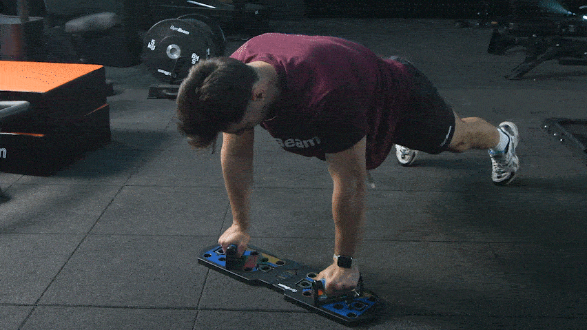 Трицепсови лицеви опори с помощта на мултифункционалната дъска за лицеви опори