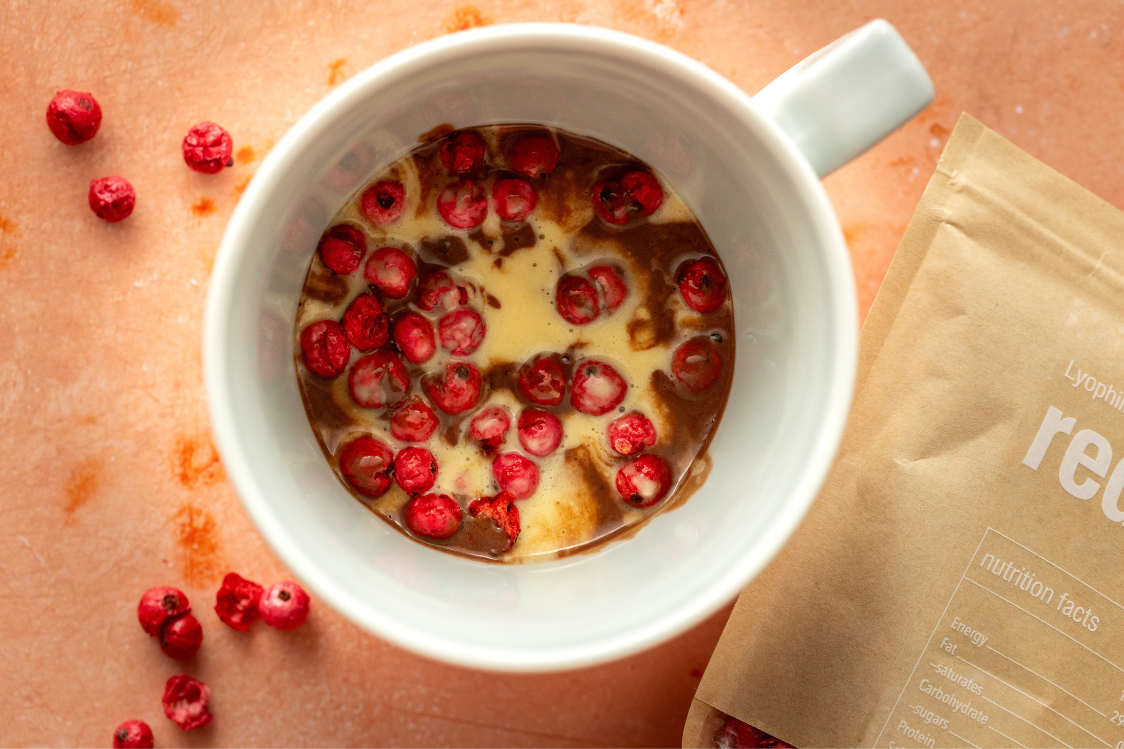 Мраморен мъг кейк в чаша с червено френско грозде - приготвяне на тестото Мраморен мъг кейк в чаша с червено френско грозде - приготвяне на тестото