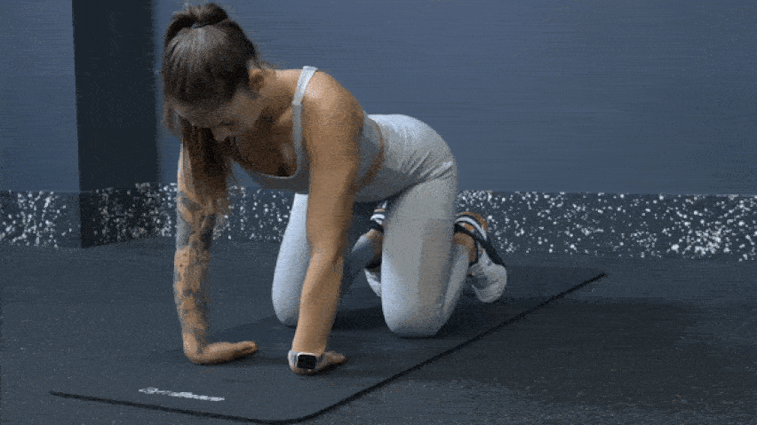 Разтягане на китката с флексия от колене върху постелка Разтягане на китката с флексия от колене върху постелка