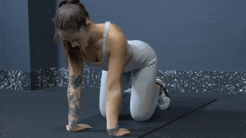 Разтягане на китката с екстензия от колене върху постелка Разтягане на китката с екстензия от колене върху постелка