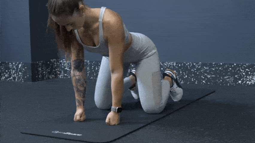 Екстензия на китката върху задната част на ръката върху постелка Екстензия на китката върху задната част на ръката върху постелка