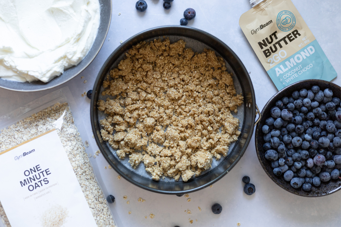 Чийзкейк с боровинки - подготовка на основата