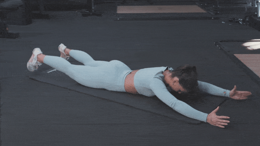 Как се изпълнява упражнението Плувец (Swimmer)?