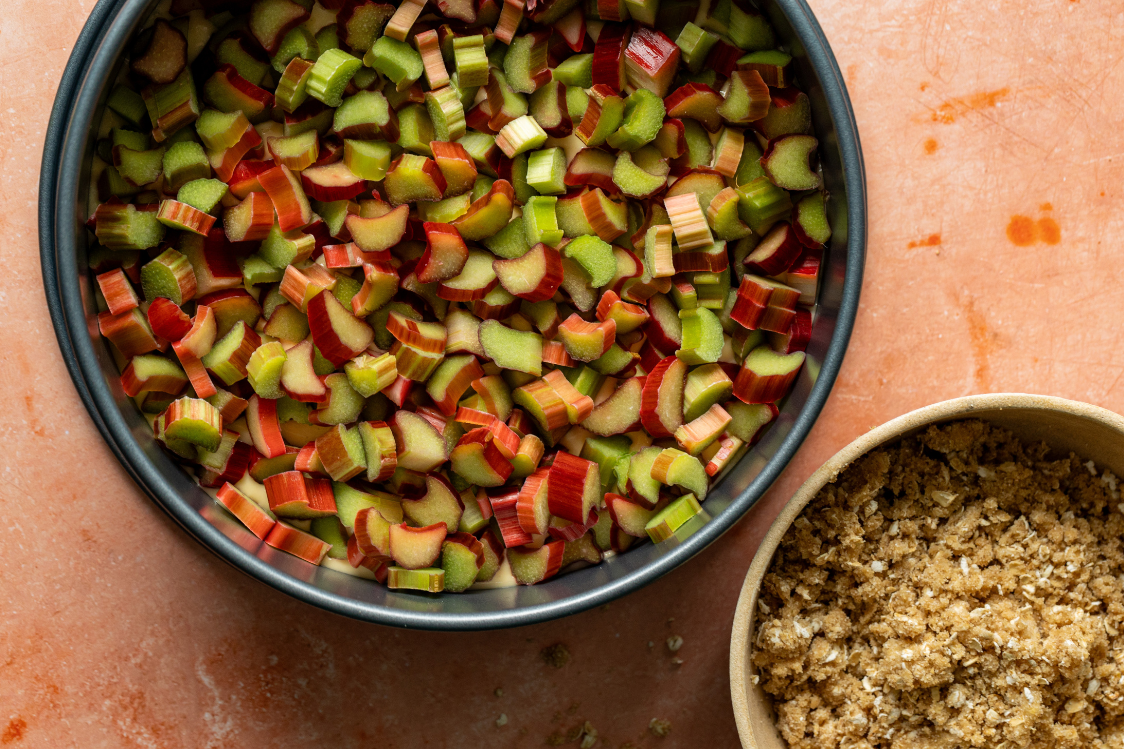 Сладкиш с ревен и трохи - приготвяне на трохите