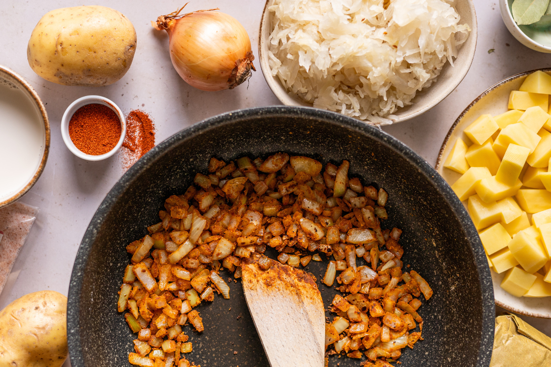 Супа от зеле - сотиран лук Супа от зеле - сотиран лук