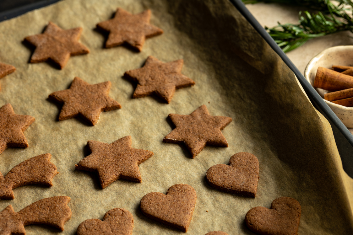 Джинджифилови бисквити с шоколадов пълнеж - изрязване на формичките