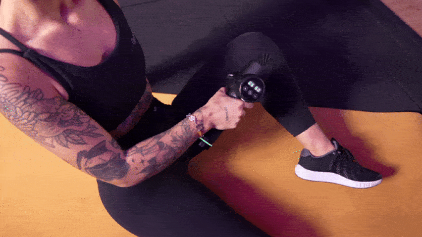 Използване на масажен пистолет за предната част на бедрата