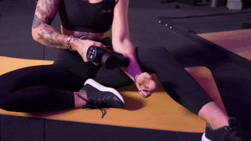 Използване на масажен пистолет за предмишниците