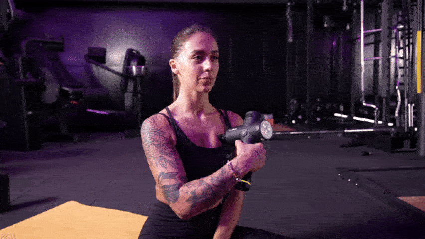 Използване на пистолета за масаж върху гръдните мускули