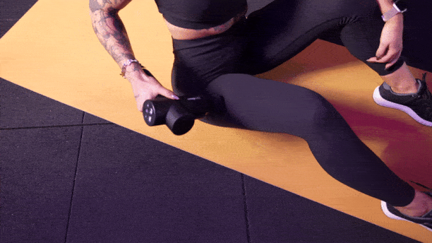 Използване на масажен пистолет за външните части на бедрата