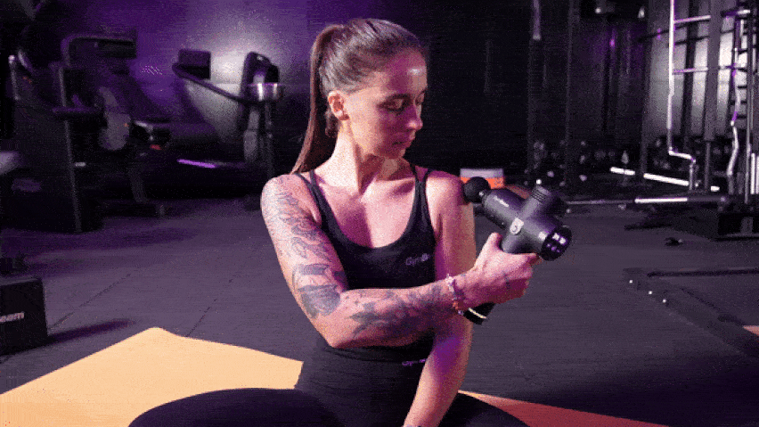 Използване на масажен пистолет за раменете