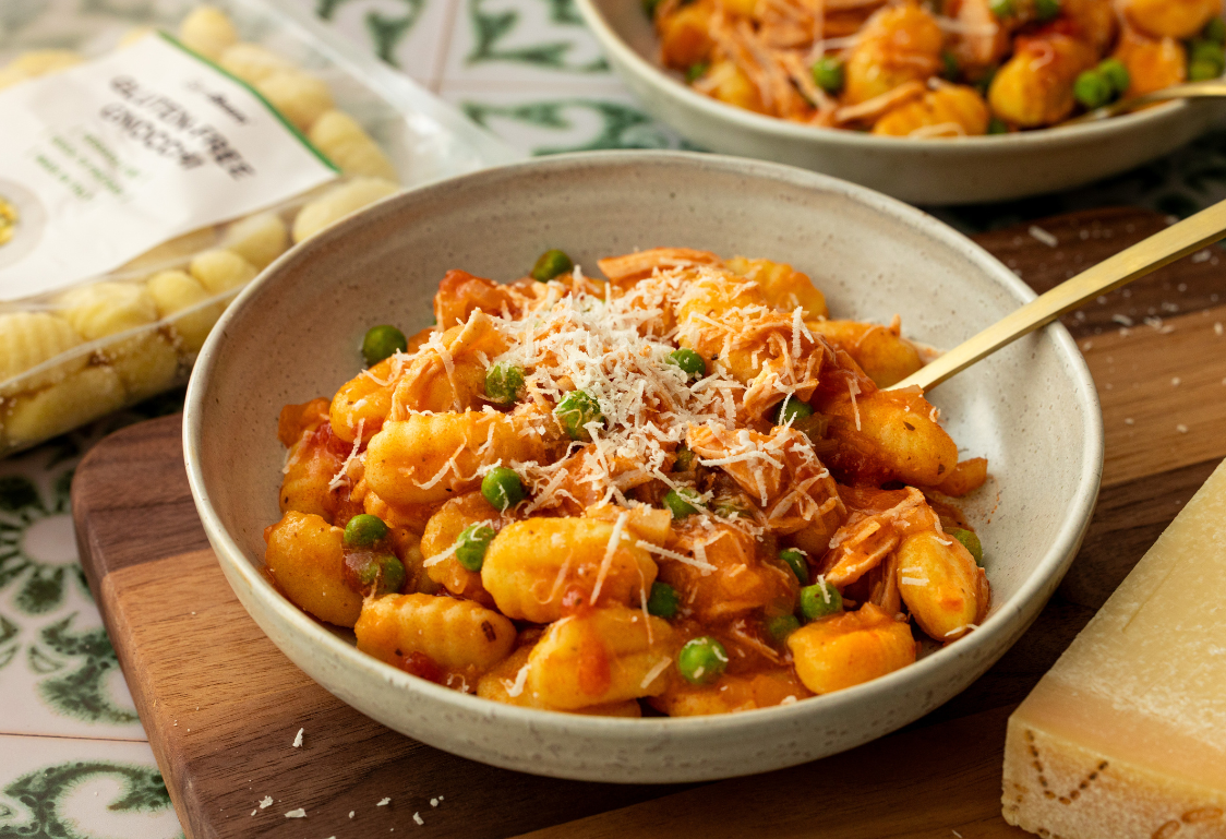 Ньоки в един тиган с накъсано пилешко и доматен сос