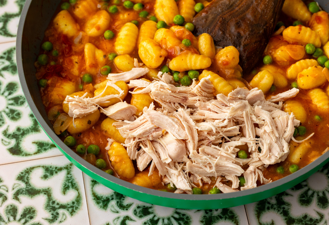 Ньоки в един тиган с накъсано пилешко и доматен сос – приготвяне