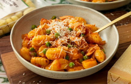 Фитнес рецепта: Ньоки на тиган с накъсано пилешко и доматен сос