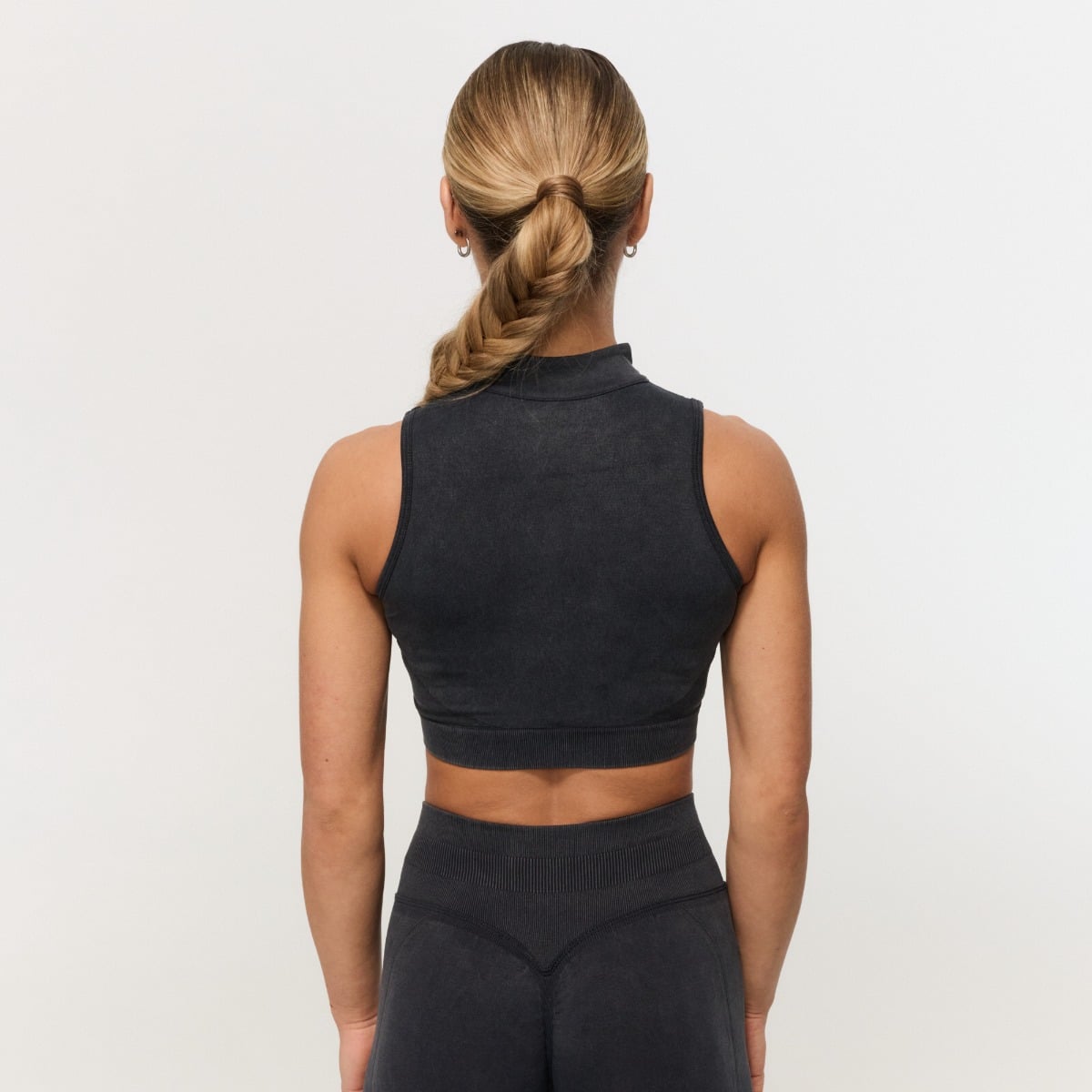 Безшевен спортен сутиен Fierce Dark Grey - GymBeam