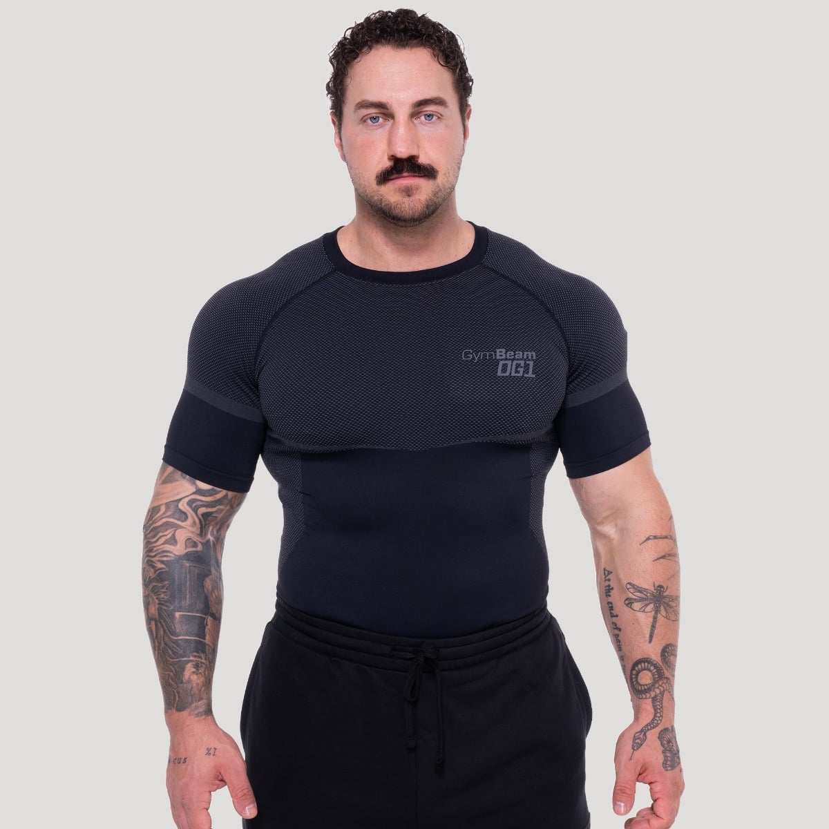 Безшевна тениска OG1 Black/Grey - GymBeam