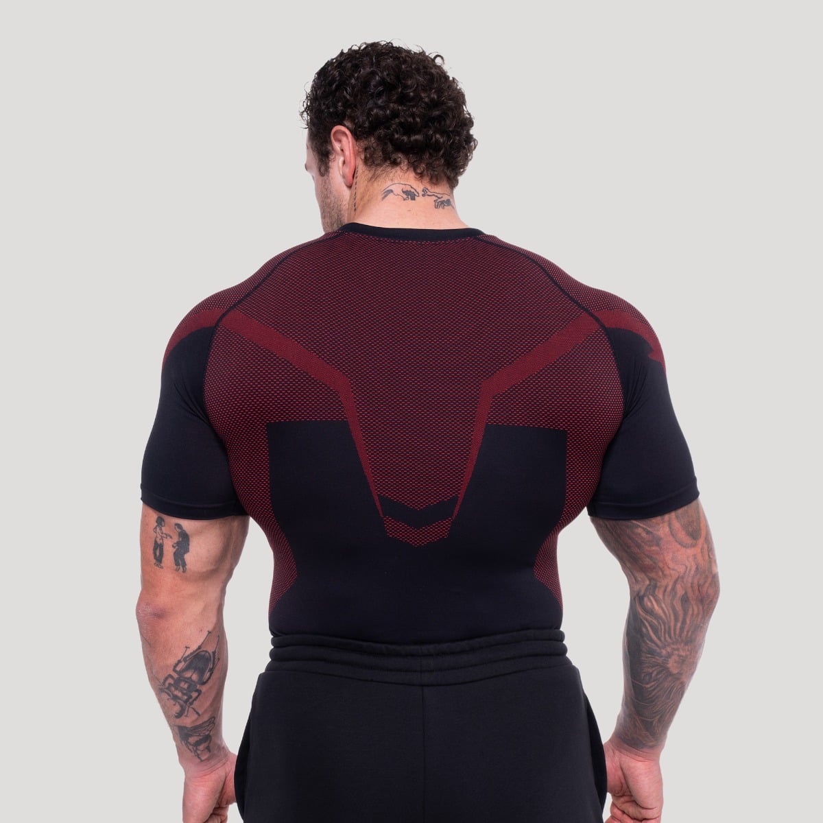 Безшевна тениска OG1 Black/Red - GymBeam